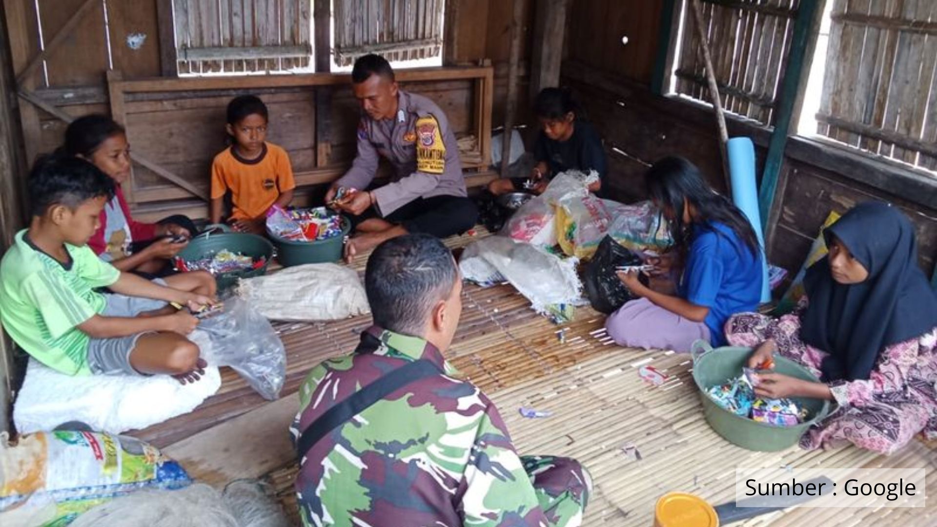 Dari Sampah Jadi Eco Pillow! Ipda Edwin Ajak Anak-Anak Manipa Berinovasi